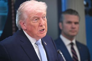 El presidente norteamericano, Donald Trump, en la sala de prensa de la Casa Blanca, este lunes 6 de abril; detrás, el secretario de Guerra, Pete Hegseth.