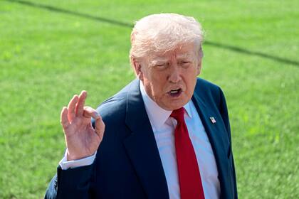 El presidente norteamericano, Donald Trump, habla con periodistas antes de partir a Escocia.