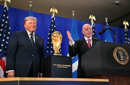 El presidente norteamericano, Donald Trump, junto al president de la FIFA, Gianni Infantino, en una recepción en la Trump Tower en Nueva York, el 17 de julio.