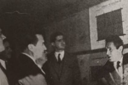 El presidente Pedro Aramburu, el presidente del Banco Hipotecario, Manuel Rawson Paz, y el arquitecto Antonio Bonet, en una visita de los funcionarios al estudio del Proyecto Sur