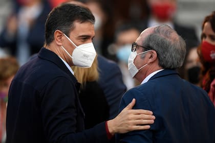 El presidente Pedro Sánchez habla con el candidato del Partido Socialista Español (PSOE), Ángel Gabilondo, durante su reunión de cierre de campaña para las elecciones regionales de Madrid