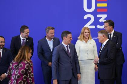 El presidente Pedro Sánchez, junto a otros líderes europeos, en la cumbre en Granada. (AP/Fermin Rodriguez)