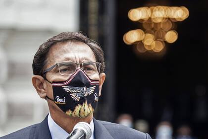 El presidente peruano, Martín Vizcarra, hoy luego de brindar testimonio ante el Congreso