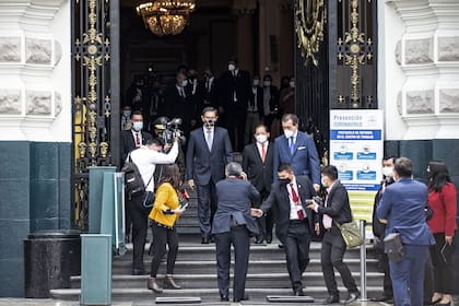 El presidente peruano, Martín Vizcarra, sale del Congreso luego de brindar testimonio en un juicio político en el que es acusa de corrupción