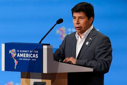 El presidente peruano Pedro Castillo habla durante una sesión plenaria en la Cumbre de las Américas, el viernes 10 de junio de 2022 en Los Ángeles. (Foto AP/Marcio José Sánchez)