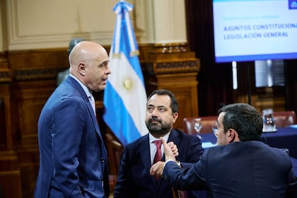 El presidente provisional Bartolomé Abdala habla con su par de Salta Gonzalo Guzmán Coraita