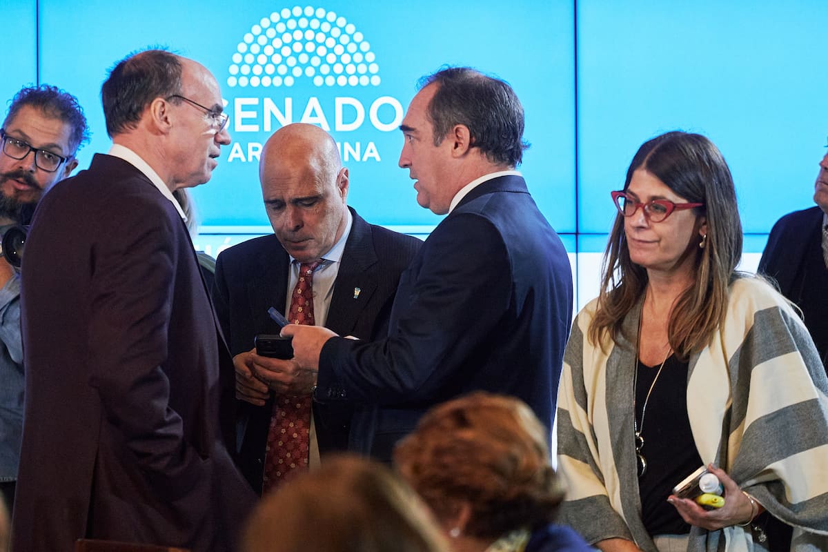 El presidente provisional del Senado Bartolomé Abdala con el senador Pablo Blanco, al lado la senadora del Pro Guadalupe Tagliaferri