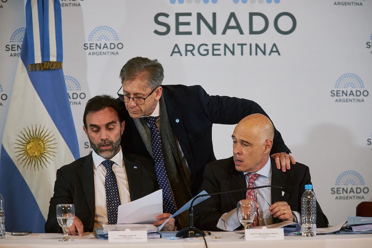 El presidente provisional del Senado, Bartolomé Abdala, y el jefe de la bancada libertaria, Ezequiel Atauche, con el radical Eduardo Vischi durante la reunión en comisión por el tratamiento del proyecto de Ley de Bases.