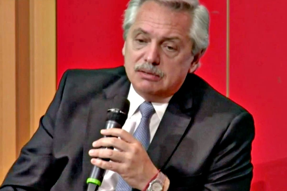 El presidente ratificó en París que impulsará una ley que termine con la penalización