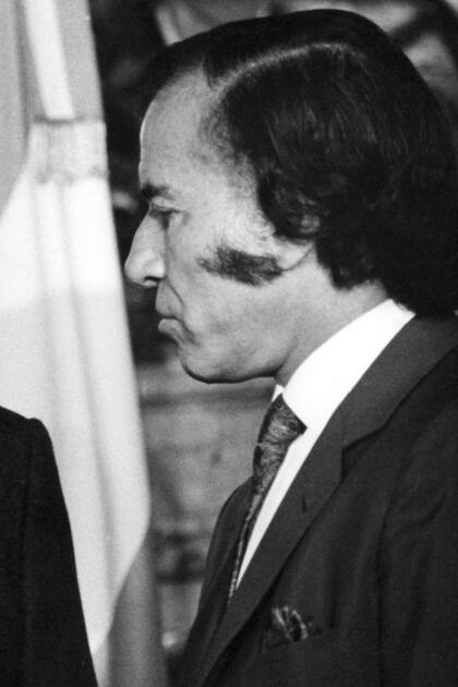 El presidente Raúl Alfonsín con el presidente electo Carlos Menem, en el salón Blanco de la Casa Rosada, el 18 de mayo de 1989