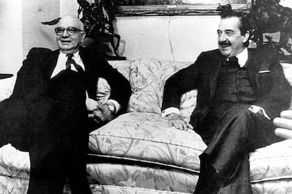 El presidente Raúl Alfonsín con el presidente de la Junta de la Reserva Federal de los EE.UU., Paul Volcker, el 20 de marzo de 1985