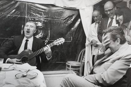 El presidente Raúl Alfonsin junto a Edmundo Rivero durante un homenaje a Carlos Gardel en Olivos. Reproducciones que pertenecieron al archivo de Tiempo Argentino, Cronista Comercial y La Opinión. Muchas son de las agencias DyN y Telam. Corresponden a la década del 70 y 80.