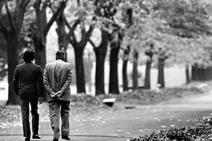 El presidente Raúl Alfonsín y el presidente electo Carlos Menem, caminando por la quinta de Olivos durante el período de transición presidencial, el 31 de mayo de 1989.