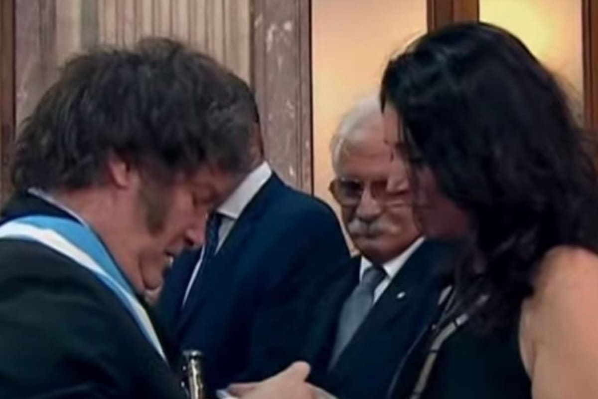 El presidente recibiendo una medalla de parte de la legisladora Sabrina Ajmechet