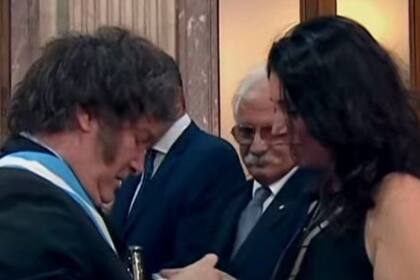 El presidente recibiendo una medalla de parte de la legisladora Sabrina Ajmechet