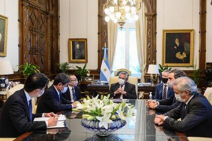 El presidente recibió en la Casa Rosada a Toshimitsu Motegi, el primer canciller extranjero que visita de manera oficial la Argentina desde el comienzo de la pandemia