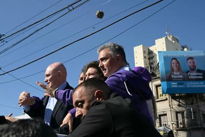 El presidente recibió piedrazos durante su visita a Lomas de Zamora