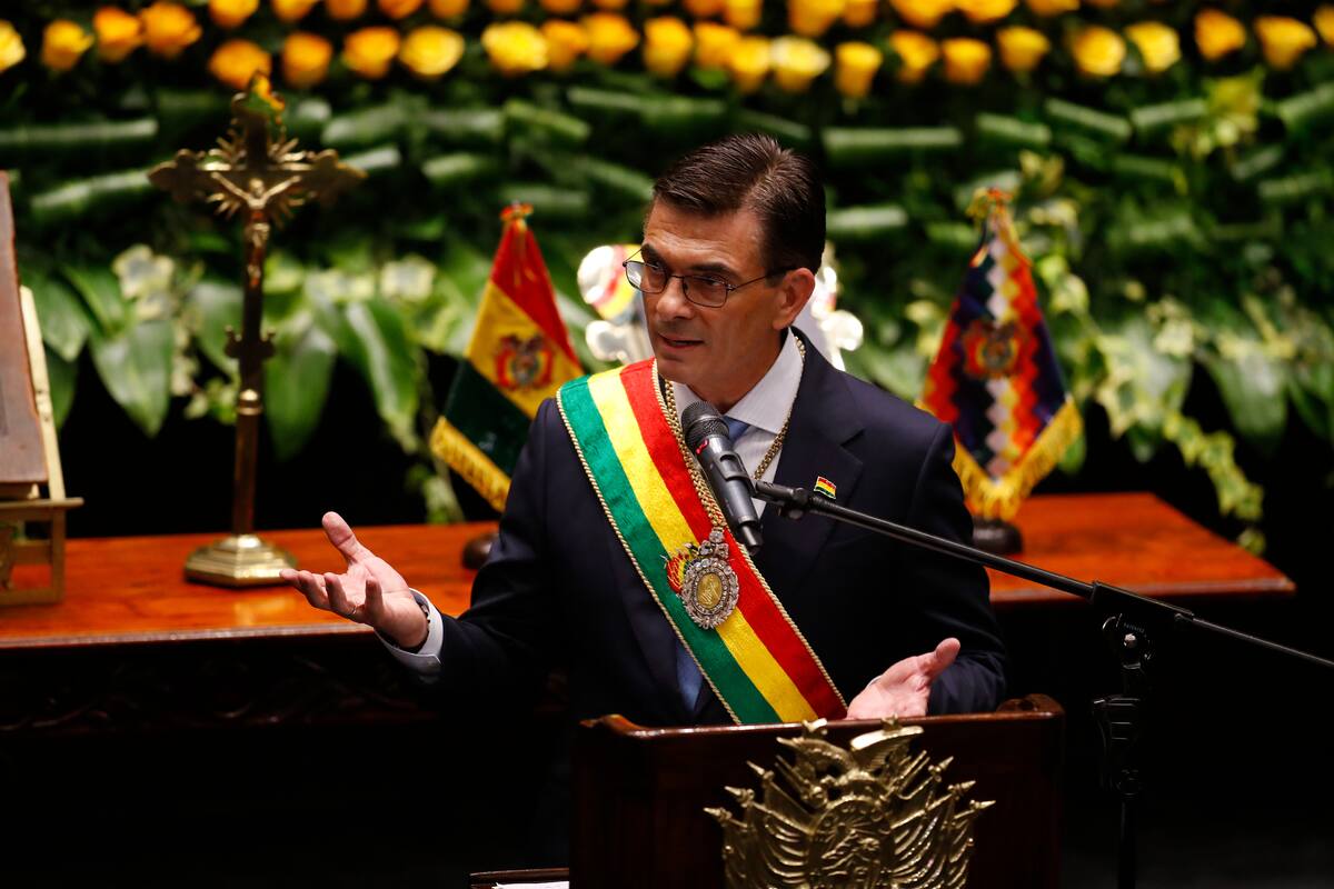 El presidente Rodrigo Paz pronuncia un discurso tras jurar en el cargo durante una ceremonia celebrada en La Paz, Bolivia, el 8 del corriente mes