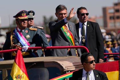El presidente Rodrigo Paz saluda junto al comandante de las Fuerzas Armadas durante un desfile militar en El Alto