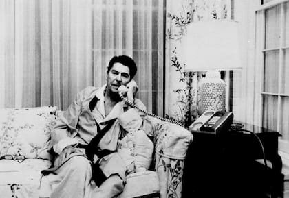 El presidente Ronald Reagan, en pijama y bata, hablando con el vicepresidente George H. W. Bush sobre Granada desde la Casa Blanca en 1983