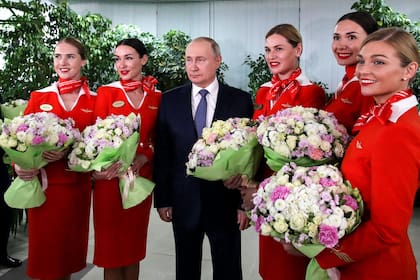 El presidente ruso, junto a las azafatas de Aeroflot este 5 de marzo