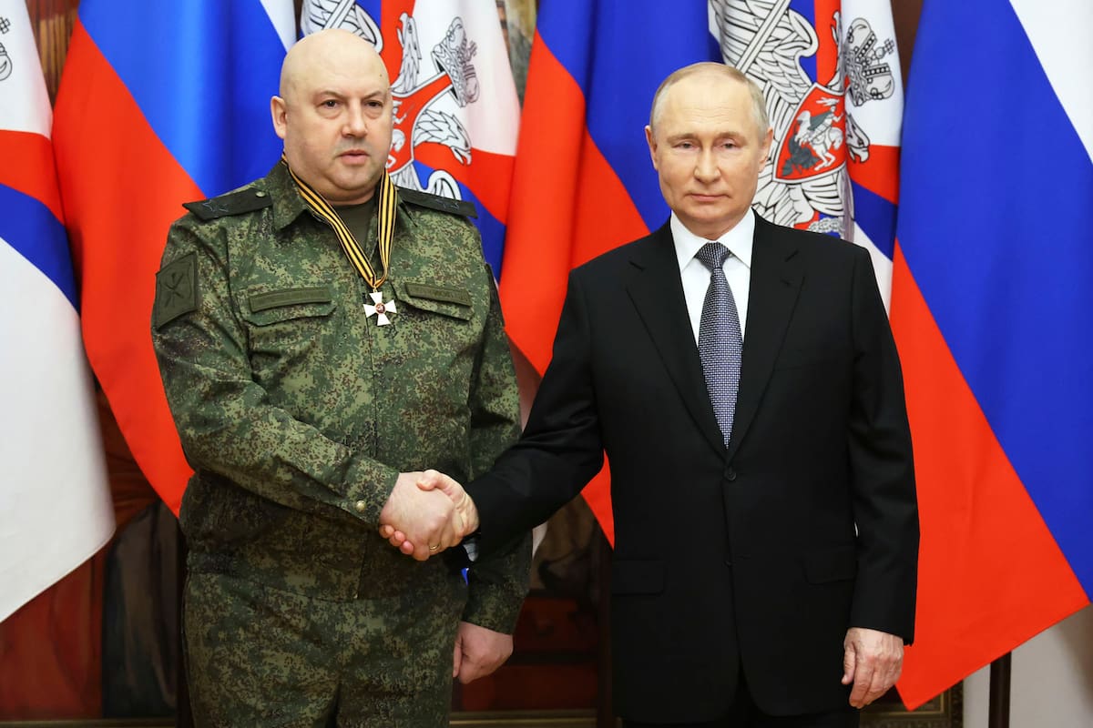El presidente ruso, Vladimir Putin, a la derecha, se da la mano con el comandante de la operación militar de Rusia en Ucrania, el general Sergei Surovikin, galardonado con la orden de San Jorge de tercera clase, durante una visita a la sede del Distrito Militar del Sur