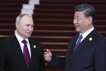 El presidente ruso, Vladímir Putin, a la izquierda, y el presidente chino, Xi Jinping, conversan durante su reunión al margen del Foro de la Franja y la Ruta en Pekín, China, el martes 17 de octubre de 2023. (Sergey Savostyanov, Sputnik, Kremlin Pool Photo via AP)