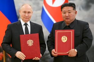 El presidente ruso Vladímir Putin, a la izquierda, y su homólogo norcoreano Kim Jong Un posan para una fotografía después de firmar una nueva alianza, el 19 de junio de 2024, en Pyongyang, Corea del Norte. (Kristina Kormilitsyna, Sputnik, Kremlin Pool Photo vía AP, Archivo)