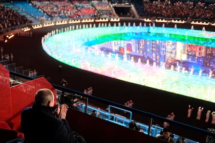 El presidente ruso, Vladimir Putin, aplaude durante la ceremonia de apertura de los Juegos Olímpicos de Invierno 2022 en el emblemático Estadio Nacional Nido de Pájaro, en Pekín