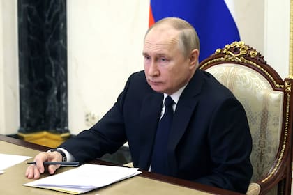 El presidente ruso, Vladímir Putin, asiste a la ceremonia de lanzamiento del yacimiento de gas de Kovykta y parte del gasoducto Power of Siberia desde Kovykta hasta Chayanda a través de videoconferencia en el Kremlin en Moscú, el 21 de diciembre de 2022