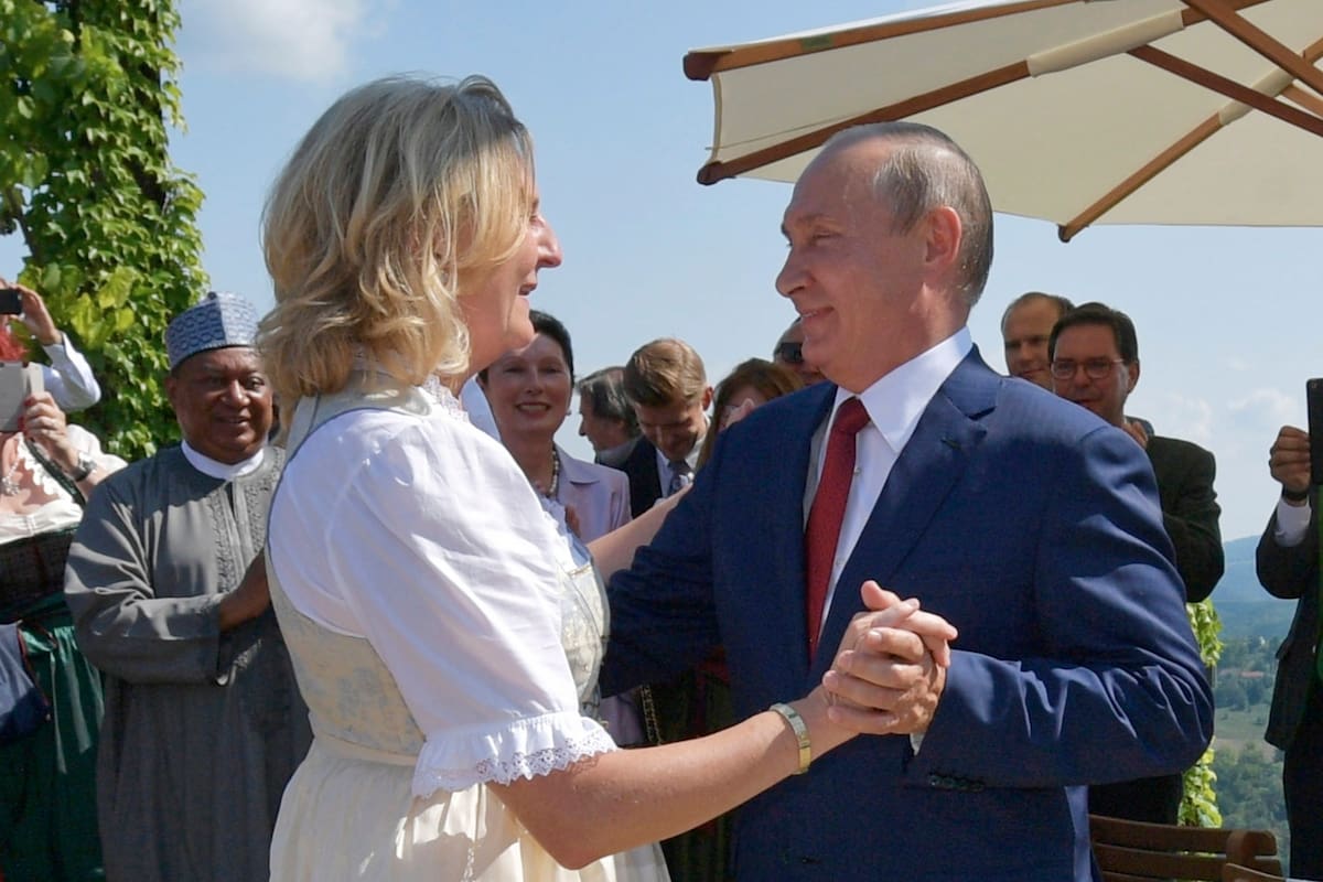 El presidente ruso, Vladimir Putin, baila con la exministra de Relaciones Exteriores de Austria Karin Kneissl, en la boda de ella y el empresario Wolfgang Meilinger, en Gamlitz, Austria, el sábado 18 de agosto de 2018. (Alexei Druzhinin, Sputnik, Kremlin Pool Photo vía AP, archivo)