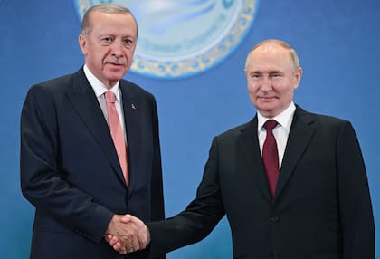 El presidente ruso, Vladimir Putin, con su homólogo turco, Recep Tayyip Erdogan, en el marco de la cumbre de la Organización de Cooperación de Shanghái, en Astana, Kazajistán