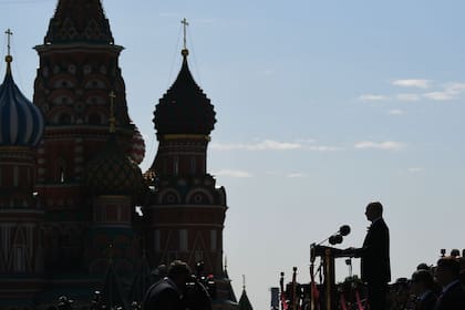 El presidente ruso, Vladimir Putin, dando un discurso en la Plaza Roja, frente al Kremlin