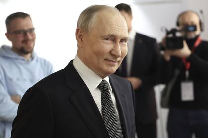 El presidente ruso, Vladimir Putin, de visita en el foro en Moscú. (Alexander Kazakov, Sputnik, Kremlin Pool Photo via AP)