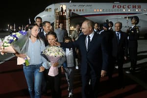 El presidente ruso Vladímir Putin, derecha, recibe a los presos rusos liberados en un canje con Estados Unidos y a sus familiares, en el aeropuerto gubernamental Vnukovo en las afueras de Moscú, Rusia, el jueves 1 de agosto de 2024. (Mikhail Voskresensky, Sputnik, Kremlin Pool Photo via AP)