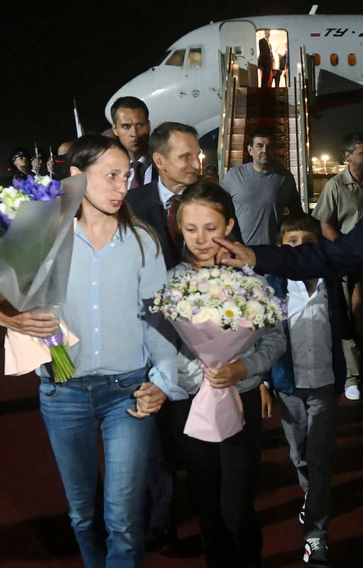 El presidente ruso Vladímir Putin, derecha, recibe a los presos rusos liberados en un canje con Estados Unidos y a sus familiares, en el aeropuerto gubernamental Vnukovo en las afueras de Moscú, Rusia, el jueves 1 de agosto de 2024. (Mikhail Voskresensky, Sputnik, Kremlin Pool Photo via AP)