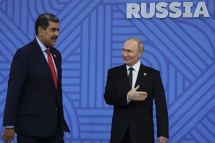 El presidente ruso Vladímir Putin, derecha, saluda al mandatario venezolano Nicolás Maduro durante una ceremonia de bienvenida antes de una recepción en la cumbre de los BRICS, el miércoles 23 de octubre de 2024, en Kazán, Rusia. (Maxim Shipenkov/Foto compartida vía AP)