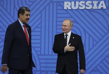 El presidente ruso Vladímir Putin, derecha, saluda al mandatario venezolano Nicolás Maduro durante una ceremonia de bienvenida antes de una recepción en la cumbre de los BRICS, el miércoles 23 de octubre de 2024, en Kazán, Rusia. (Maxim Shipenkov/Foto compartida vía AP)