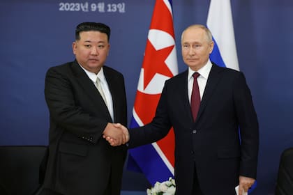 El presidente ruso Vladímir Putin, derecha, y el gobernante norcoreano Kim Jong Un se dan un apretón de manos durante su reunión en el cosmódromo de Vostochny, el 13 de septiembre de 2023, en las afueras de la ciudad de Tsiolkovsky, en Rusia