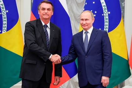 El presidente ruso Vladimir Putin, derecha, y el de Brasil, Jair Bolsonaro se estrechan las manos tras una conferencia de prensa en el Kremlin en Moscú, Rusia, miércoles 16 de febrero de 2022.