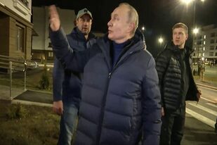 El presidente ruso, Vladimir Putin, en Mariupol, en la región de Donetsk, según una imagen oficial. (HANDOUT / Russian Presidential Press Office / AFP)