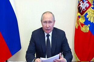 El presidente ruso, Vladimir Putin, en su discurso con medidas económicas con una videoconferencia en la residencia Novo-Ogaryovo, en las afueras de Moscú. (Russian Presidential Press Service via AP)