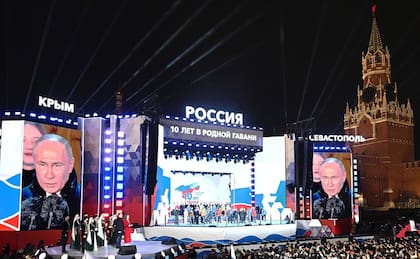 El presidente ruso, Vladimir Putin, en un acto en la Plaza Roja por el décimo aniversario de la anexión de Crimea y Sebastopol, el 18 de marzo de 2024