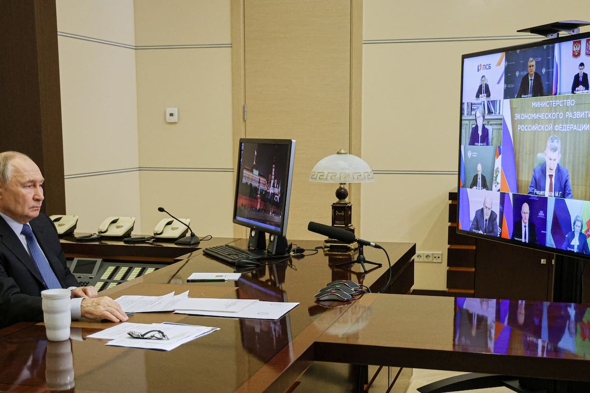 El presidente ruso Vladímir Putin encabeza una reunión de gabinete a través de una videoconferencia
