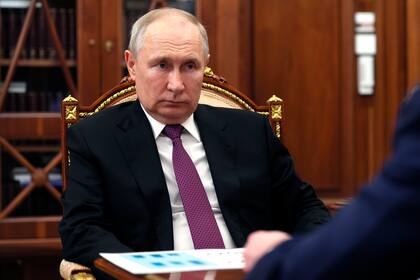 El presidente ruso Vladimir Putin escucha a Igor Shuvalov, presidente de la corporación estatal de desarrollo  VEB.RF en el Kremlin, Moscú, miércoles 30 de agosto de 2023. (Gavriil Grigorov, Sputnik, Kremlin Pool Photo via AP)