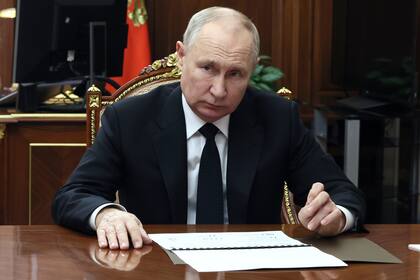 El presidente ruso Vladímir Putin escucha al viceprimer ministro ruso y ministro de Industria y Comercio, Denis Manturov, durante una reunión en el Kremlin, en Moscú, Rusia, el martes 24 de octubre de 2023