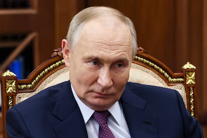 El presidente ruso, Vladímir Putin, escucha al líder del partido Gente Nueva, Alexey Nechaev, durante su reunión en el Kremlin, en Moscú, el martes 19 de noviembre de 2024