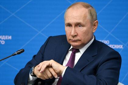 El presidente ruso Vladimir Putin escucha durante un foro juvenil en Moscú, Rusia, el miércoles 20 de julio de 2022