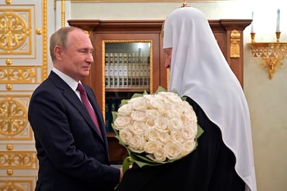 El presidente ruso Vladimir Putin felicita al patriarca ortodoxo ruso Kirill en el 13er aniversario de su entronización, en Moscú, 1 de febrero de 2022