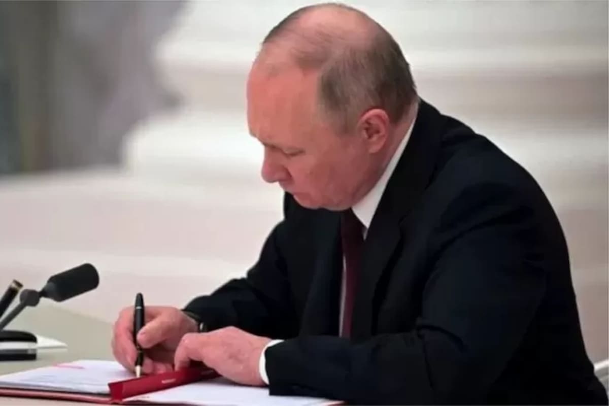El presidente ruso, Vladimir Putin, firma un decreto que reconoce como independentes a dos regiones separatistas respaldadas por Rusia en el este de Ucrania